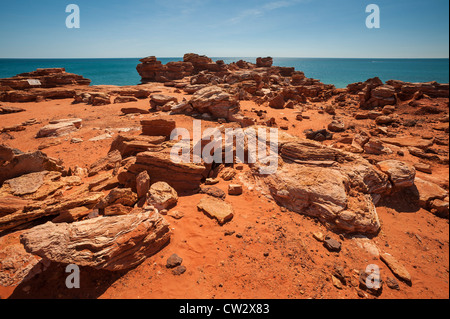 Les falaises rouges en contraste frappant avec le ciel bleu profond et de l'océan à Gantheaume Point, Broome, Australie occidentale Banque D'Images