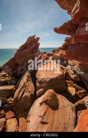 Les falaises rouges en contraste frappant avec le ciel bleu profond et de l'océan à Gantheaume Point, Broome, Australie occidentale Banque D'Images
