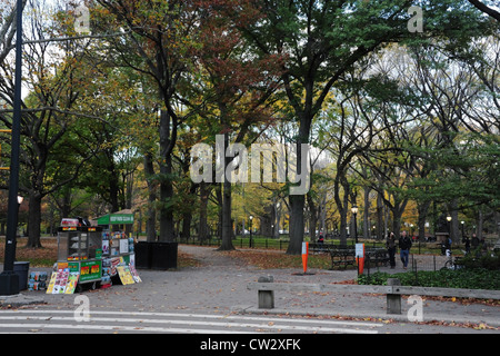 Vue en soirée, à partir de la Center Drive, snack-calage, des lampadaires allumés, les gens, les chemins, les arbres d'automne, Central Park South, New York Banque D'Images