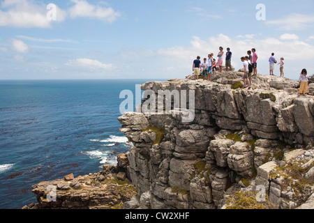 Les touristes sur la côte rocheuse au Cap de Bonne Espérance, La Montagne de la table Réserve Nationale, péninsule du Cap, Afrique du Sud Banque D'Images