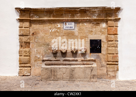 Belle fontaine en pierre dans rue de Grazalema, Andalousie, Andalousie, Espagne, Europe. Banque D'Images