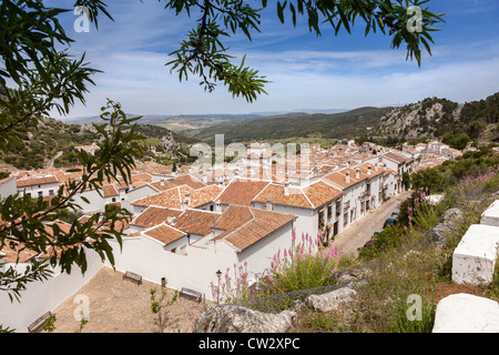 Les toits de tuiles rouges de Grazalema, Andalousie, Andalousie, Espagne, Europe. Banque D'Images