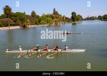 Mendoza Argentina,Parque General San Martin,parc public,Mendoza Regatta Club,club d'aviron,sports aquatiques,lac artificiel,eau,homme hispanique hommes annonce mâle Banque D'Images