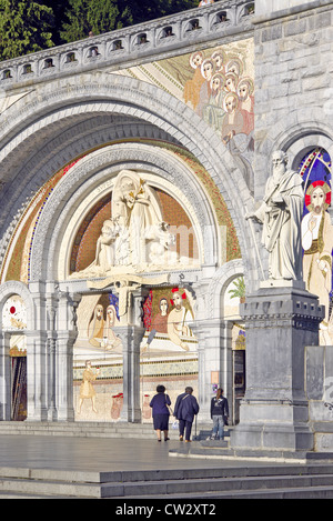 L'Est de l'entrée et façade de la basilique du Rosaire (Basilique Notre Dame du Rosaire), Lourdes, Haute-Pyrenees, France Banque D'Images