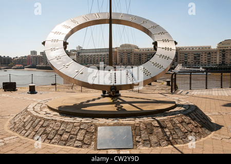 Cadran solaire montre l'extérieur Tower Hotel près de Tower Bridge et St Katherine Dock, Butlers Wharf derrière, Londres, Angleterre Banque D'Images