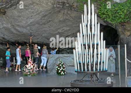 Grotte de Massabielle la grotte dans laquelle la production de l'eau de Lourdes de printemps se lève, et où les services sont régulièrement organisées. Banque D'Images