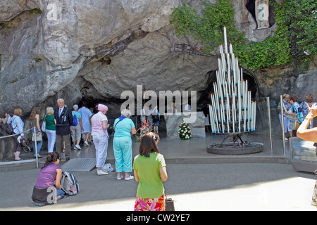 Grotte de Massabielle la grotte dans laquelle la production de l'eau de Lourdes de printemps se lève, et où les services sont régulièrement organisées. Banque D'Images