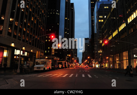 'Urban alley' voir les lumières électriques des gratte-ciel, des véhicules en stationnement, loin des voitures, 6ème Avenue et West 43e Rue, New York Banque D'Images