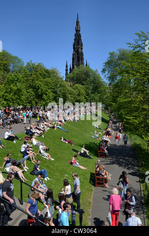 Les habitants et les touristes de profiter du soleil dans les jardins de Princes Street d'Édimbourg. Banque D'Images