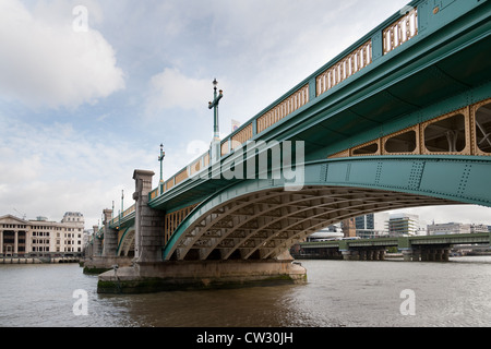 Southwark Bridge acier fonte London South Bank Banque D'Images