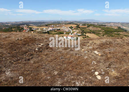 Vu la campagne, sur les traces des remblais des lignes de Torres Vedras autour de Lisbonne, Portugal. Banque D'Images