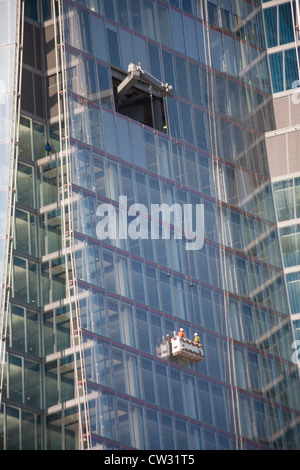 Nettoyage des fenêtres, les hommes Le Shard, London Bridge Street, Southwark, Londres, Angleterre Banque D'Images