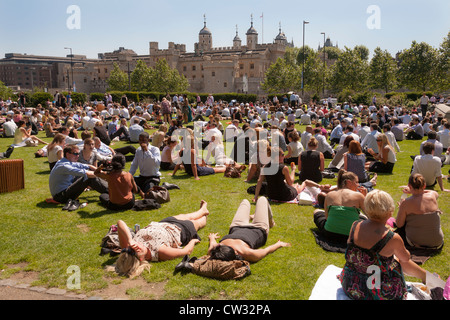 Les gens se détendre dans Trinity Square Gardens, en face de la Tour de Londres, Londres, Angleterre Banque D'Images