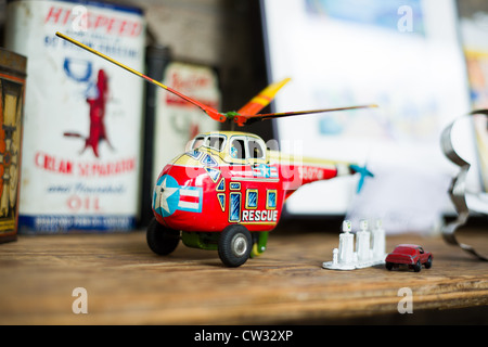 Salon des Antiquaires table des articles, y compris une tin toy de sauvetage par hélicoptère Banque D'Images