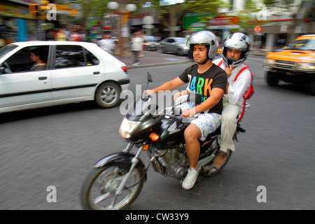 Mendoza Argentine,Avenida San Martin,scène de rue,circulation,moto,équitation,casque de passager,voiture,homme hispanique hommes adultes mâles,Amérique latine,Sou Banque D'Images