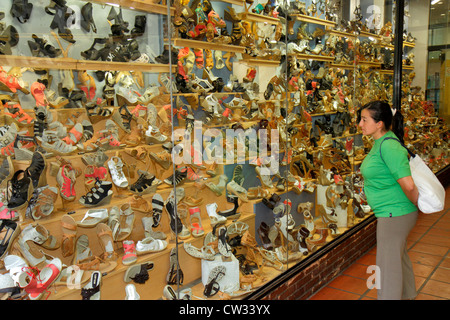 Mendoza Argentina,Avenida San Martin,shopping shopper shoppers magasins marché achats vente, magasin de détail magasins entreprises, chaussures s Banque D'Images