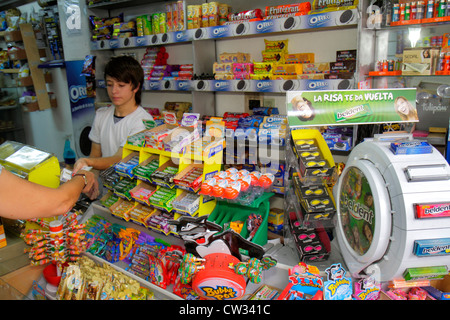 Mendoza Argentina,Avenida San Juan,magasin de proximité,comptoir,bonbons breath mints,hispanique latin Latino ethno immigrants minorités,garçons,ma Banque D'Images