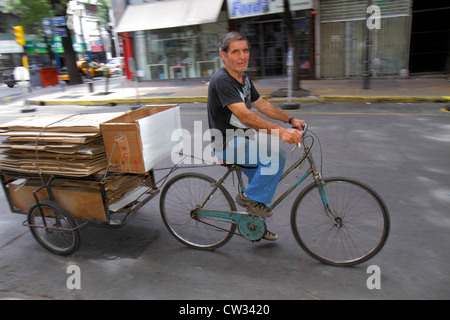 Mendoza Argentina,Avenida San Juan,scène de rue,homme hispanique hommes adultes hommes,vélo tiré chariot,boîtes en carton pliées,recyclage,récupération,str Banque D'Images