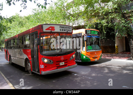 Mendoza Argentina,Avenida Gutierrez,scène de rue,bus urbain,autocar,bus,transport en commun,route,Mercedes Benz,modèle,voie,côte à côte,couleur,rouge,oran Banque D'Images