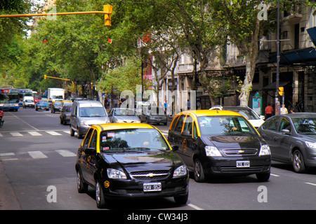 Buenos Aires Argentina,Avenida de Mayo,quartier,scène de rue,avenue bordée d'arbres,circulation,aller,voiture,auto,taxi,taxi,taxi,taxis,jaune noir,transportatio Banque D'Images