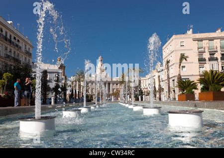 Cadix, Andalousie, Andalousie, Espagne, Europe. Fontaines de la Plaza San Juan de Dios. Banque D'Images