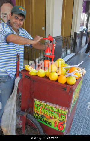 Buenos Aires Argentina,Avenida de Mayo,rue,trottoir,rue,vendeurs,stalles stands marché, boissons, boissons, jus d'orange, couinement frais Banque D'Images