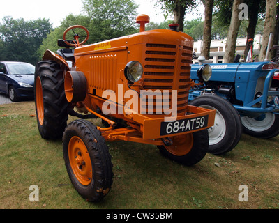 Régies autonomes Renault tracteur National Banque D'Images