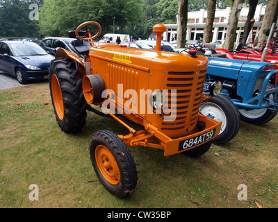 Régies autonomes Renault tracteur National Banque D'Images