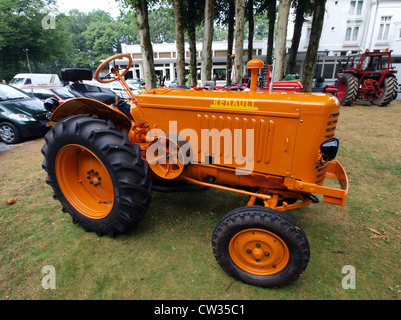 Régies autonomes Renault tracteur National Banque D'Images