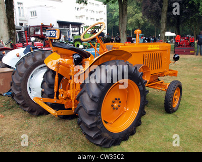 Régies autonomes Renault tracteur National Banque D'Images