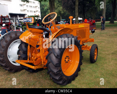 Régies autonomes Renault tracteur National Banque D'Images