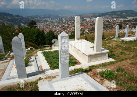 Sur la ville Sarajevo et cimetière avec des tombes la Bosnie-Herzégovine Banque D'Images