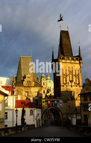 Tôt le matin, sur le pont Charles à Prague. Banque D'Images