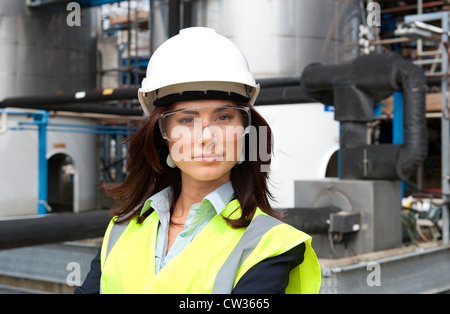 Femme technicien travaillant dans l'usine de produits chimiques industriels, Norfolk, Angleterre Banque D'Images