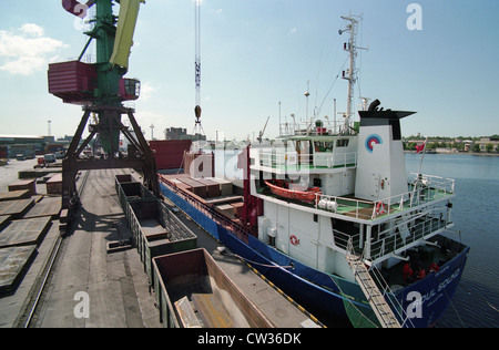 Chargement d'un navire avec des conteneurs dans le port de commerce de Kaliningrad, Russie Banque D'Images