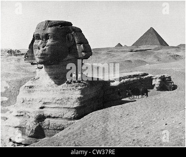 Sphinx devant la pyramide Khafré Banque D'Images