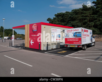 Supermarché Tesco, cliquez sur Nouvelle installation & recueillir Banque D'Images