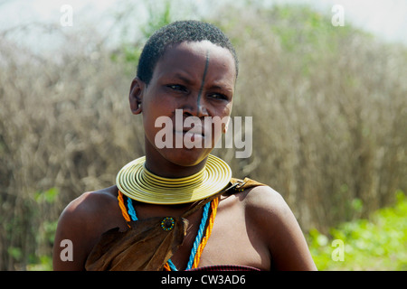 Du sud, la Tanzanie, le lac Eyasi, les jeunes femmes Hadza une petite tribu de chasseurs-cueilleurs Hadzabe AKA Banque D'Images