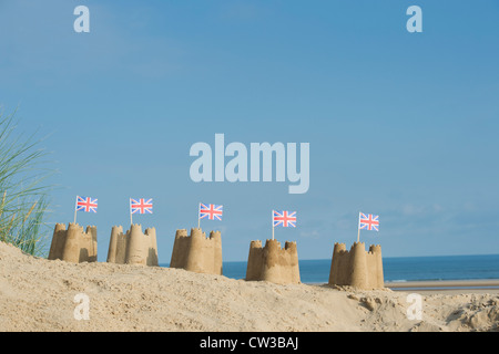 Drapeaux Union Jack dans des châteaux de sable sur une dune de sable. Wells next the sea. Norfolk, Angleterre Banque D'Images