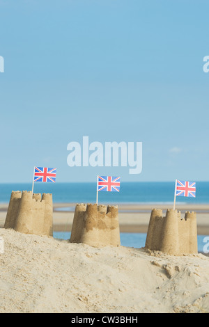 Drapeaux Union Jack dans des châteaux de sable sur une dune de sable. Wells next the sea. Norfolk, Angleterre Banque D'Images