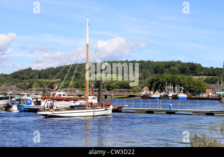 Yachts dans la marina à Kirkcudbright sur la rivière Dee à marée haute, la région de Dumfries & Galloway, en Écosse. Banque D'Images