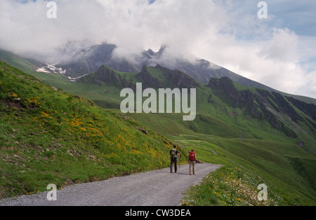 La Suisse. La marche de la première à la Grosse Scheidegg regardant vers la face nord de l'Eiger et le massif de la Jungfrau Banque D'Images