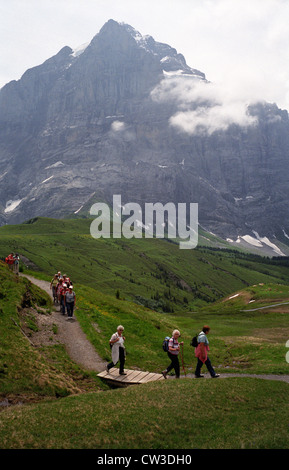 La Suisse. La marche de la première à la Grosse Scheidegg regardant vers la face nord de l'Eiger et le massif de la Jungfrau Banque D'Images