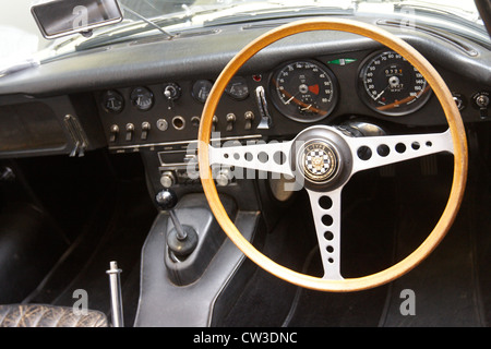 Un jaune 1966 Jaguar E-Type Series 1 Roadster 4,2 litre (photo) faisant partie d'une voiture classique Vente Bonhams à Oxford Banque D'Images