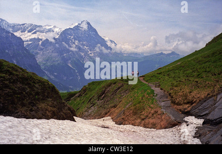 La Suisse. La marche de la première à la Grosse Scheidegg regardant vers la face nord de l'Eiger et le massif de la Jungfrau Banque D'Images