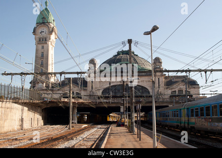 Limoges Haute Vienne Limousin France Gare des Bénédictins gare la plate-forme et de l'horloge contre un ciel bleu Banque D'Images