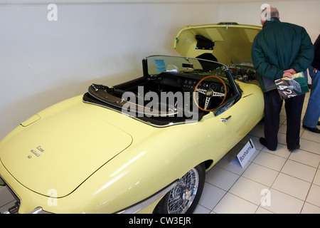 Un jaune 1966 Jaguar E-Type Series 1 Roadster 4,2 litre (photo) fait partie d'une voiture classique Vente Bonhams à Oxford Banque D'Images