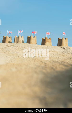 Drapeaux Union Jack dans des châteaux de sable sur une dune de sable. Wells next the sea. Norfolk, Angleterre Banque D'Images