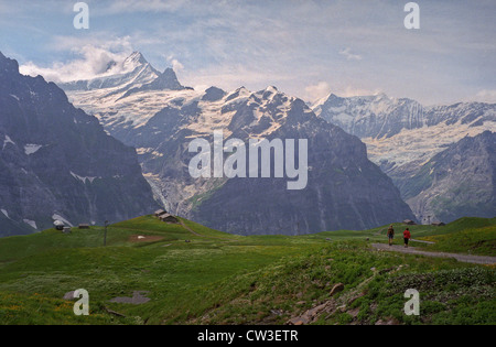 La Suisse. La marche de la première à la Grosse Scheidegg regardant vers la face nord de l'Eiger et le massif de la Jungfrau Banque D'Images