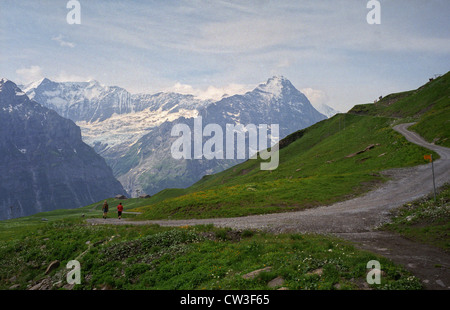 La Suisse. La marche de la première à la Grosse Scheidegg regardant vers la face nord de l'Eiger et le massif de la Jungfrau Banque D'Images